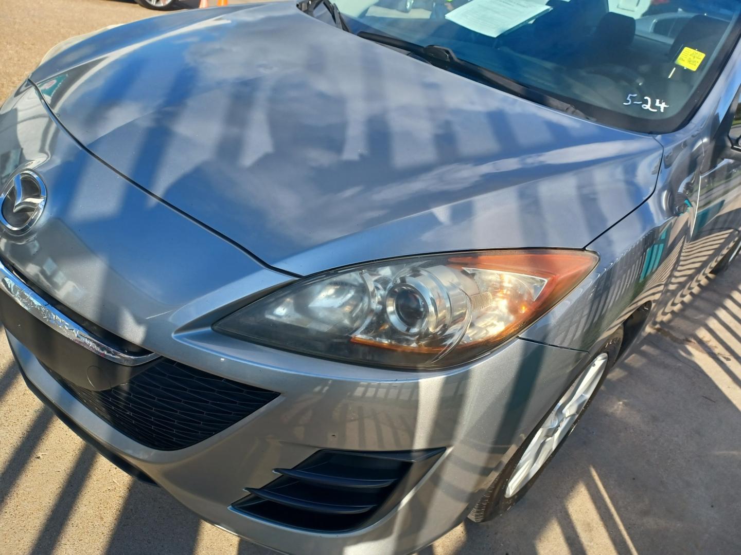 2010 SILVER Mazda MAZDA3 I TOURING (JM1BL1SF6A1) with an 2.0L DOHC EFI 16-valve I4 engine engine, 5-Speed Automatic Overdrive transmission, located at 2001 E. Lancaster, Ft. Worth, 76103, (817) 336-7000, 32.746181, -97.301018 - Photo#4